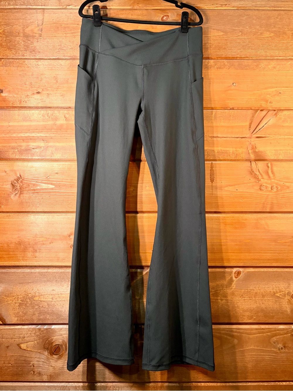 Fabletics Black Oasis Crossover Rib Kick Flare Leggings Size XL 💕🖤